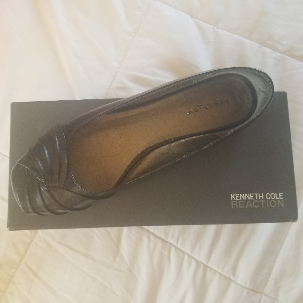 Kenneth Cole Reaction black leather flats